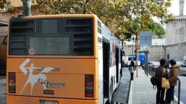 Pendolari in attesa al capolinea Tiemme in via Leonardo da Vinci
