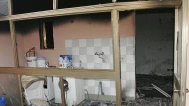 La conferenza stampa in Questura A destra l’incendio di novembre
