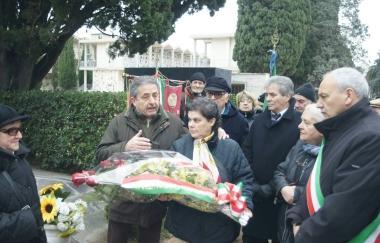 La deposizione dei fiori al cimitero dei Lupi 