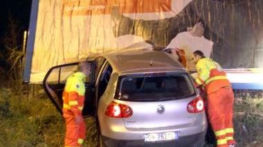 I volontari soccorrono chi è all’interno del mezzo