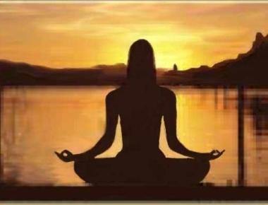 Persona concentrata nella meditazione       