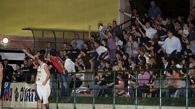 I tifosi rossoblù dello Sporting sugli spalti del PalaPertini