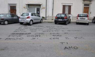 Studente si dichiara con una canzone di Mengoni scritta sull'asfalto