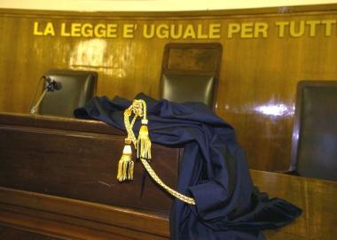 Abbraccia una donna e si struscia al suo lato B, patteggia sette mesi