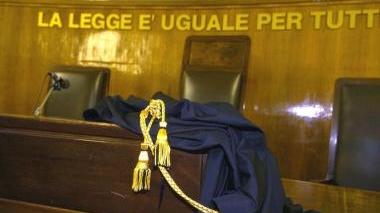 Abbraccia una donna e si struscia al suo lato B, patteggia sette mesi