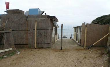 <b>ROCCHETTE.</b> Le rete che chiude la spiaggia 