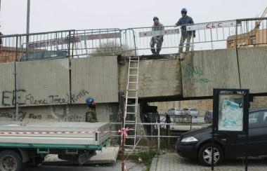 Le ringhiere crollate nel punto in cui &egrave; avvenuto il doppio incidente 