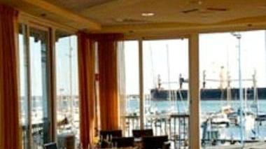 L’interno del ristorante Osteria del molo al Club Nautico