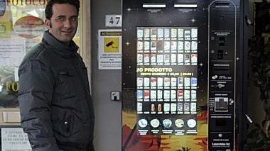 Fabio Irmeni accanto al distributore automatico