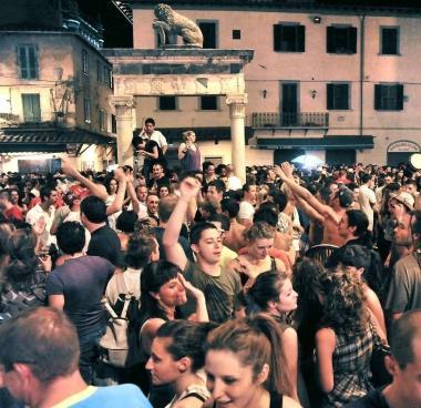 Folla di giovani durante il Blues. A destra Paola Russo 
