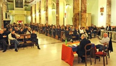 Tanta gente nella chiesa di San Piero per ascoltare don Sciortino 