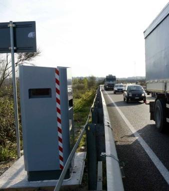 Un autovelox in funzione: sono molti quelli sulla Fi-Pi-Li 