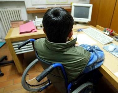 <b>INVALIDIT&Agrave;. </b>Una bimba in carrozzina     
