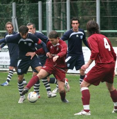 Iarrusso al centro con la palla durante la partita contro il Pontedera 