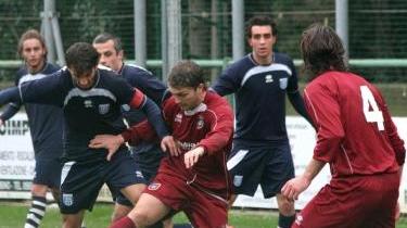 Iarrusso al centro con la palla durante la partita contro il Pontedera