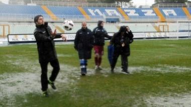 Nella foto in alto il pantano dell’Adriatico Qui sopra l’ultimo sopralluogo di arbitro e capitani A sinistra Vinci e Coralli saggiano le condizioni del terreno