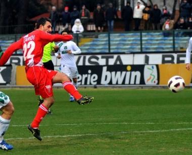 <b>GIRATA VINCENTE</b> Gaetano Caridi calcia al volo e segna dal limite l1-0 su cross di Mora al 36 del primo tempo  