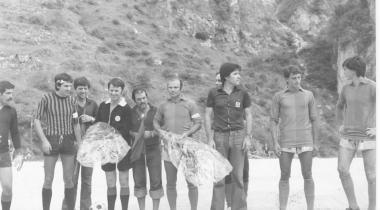 A sinistra uno dei tornei storici di Forno a cui ha partecipato Roberto Alberti (nella foto al centro) 