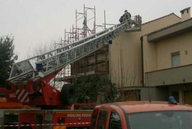 I vigili del fuoco sul tetto appena crollato 