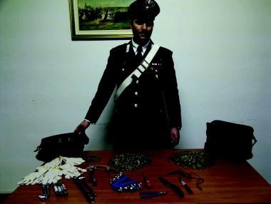 Le monete e gli arnesi messi sotto sequestro dai carabinieri