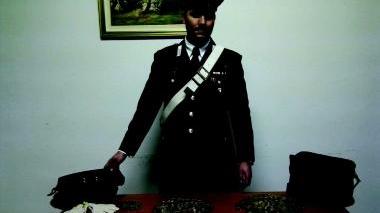 Le monete e gli arnesi messi sotto sequestro dai carabinieri