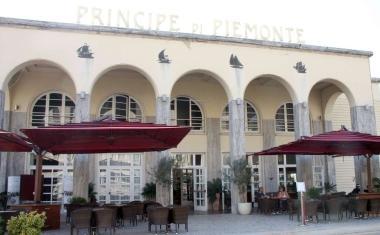 Il Centro congressi Principe di Piemonte di Viareggio  Sotto il presidente della Provincia Stefano Baccelli 
