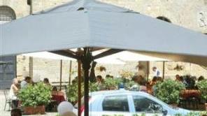 Gazebo all’esterno di un bar nel centro storico di Volterra