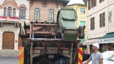 La raccolta dei rifiuti e una mensa scolastica