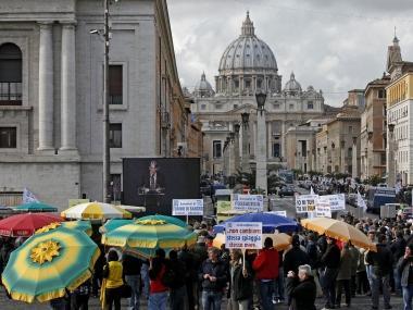 Sopra Carlo Monti leader dei balneari e a fianco la manifestazione dei balneari dello scorso anno in via della Conciliazione a Roma  