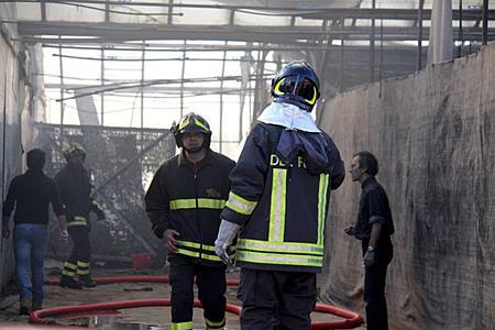 Accende il lumino alla Madonna e manda in fiamme una serra