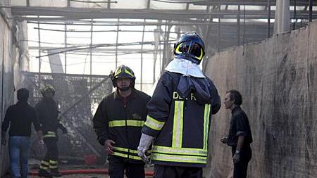 Accende il lumino alla Madonna e manda in fiamme una serra