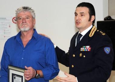 La consegna della targa a Crovetti 