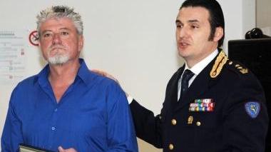 La consegna della targa a Crovetti