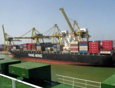 Una nave Yang Ming allormeggio in Darsena Toscana     