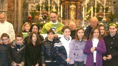 I ragazzi della sezione di catechismo (primo anno Cresima) e Diletta Mainardi con il cartellone