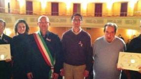 La premiazione dei due gruppi musicali, alla presenza del sindaco Tinti e dell’assessore alla cultura Salvadori