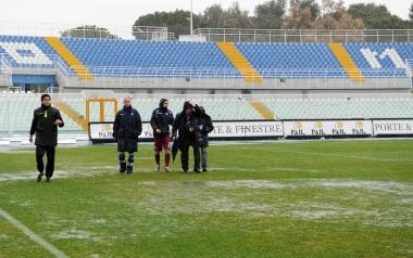 Un momento del sopralluogo effettuato sul terreno di gioco dello stadio Adriatico di Pescara dallarbitro Velotto insieme ai capitani Olivi e Stovini e che ha portato alla decisione di rinviare la partita 