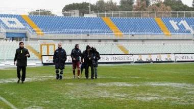 Un momento del sopralluogo effettuato sul terreno di gioco dello stadio Adriatico di Pescara dall’arbitro Velotto insieme ai capitani Olivi e Stovini e che ha portato alla decisione di rinviare la partita