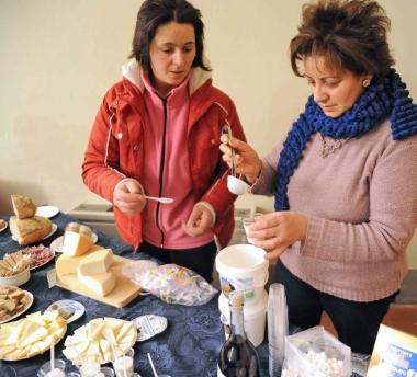 Degustazione di prodotti tipici alla presentazione della nuova guida 