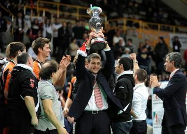 <b>CAMPIONI.</b> Coach Gianlorenzo Blengini alza con orgoglio la Coppa Italia 