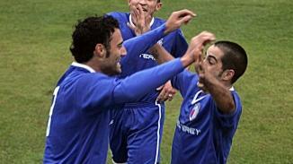 Il bomber Pulina festeggia con i compagni dopo il gol