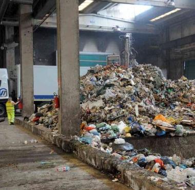 Interno di una azienda di smaltimento rifiuti             