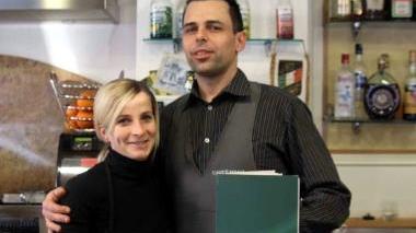 <strong>LORETTA FANELLA.</strong> Qui sopra: con il fidanzato Paolo Ciulli al Caffè Mama. Sotto: in Fortezza al festival “Mangiarsi le parole” e con Paolo Ciulli