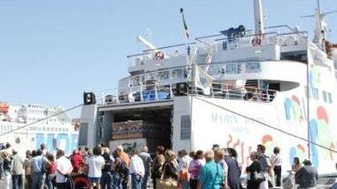 Turisti mentre scendono dalle navi sul porto di Portoferraio