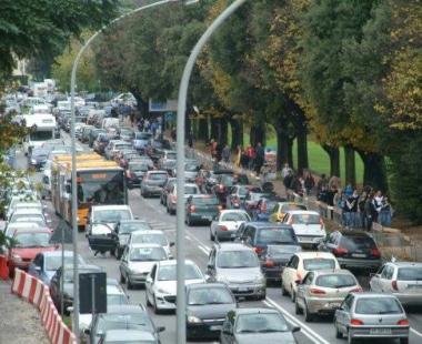 I viali soffocati delle auto e dai mezzi pesanti         