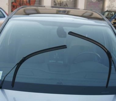 I tergicristalli di questa auto sono stati piegati