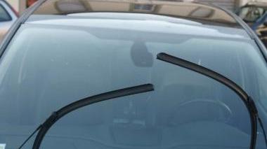 I tergicristalli di questa auto sono stati piegati