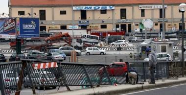 La ringhiera del ponte Santa Trinita &egrave; completamente danneggiata e necessita di un intervento di ripristino e di messa in sicurezza. A destra la carreggiata di via della Padula ristretta dai lavori in corso 