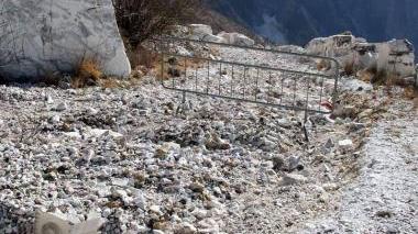 Due scorci della “Cava dei poeti”: costata 300mila euro e lasciata in abbandono