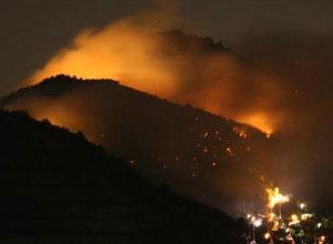 Monte Piglione a fuoco, scattano i divieti